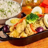Bacalhau à moda na travessa com ovos, legumes e brócolis