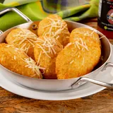 Bolinhos de arroz dourados com parmesão em panelinha