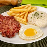 Prato de calabresa com arroz, batata frita e ovo