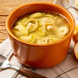 Capeletti in brodo com torradinhas
