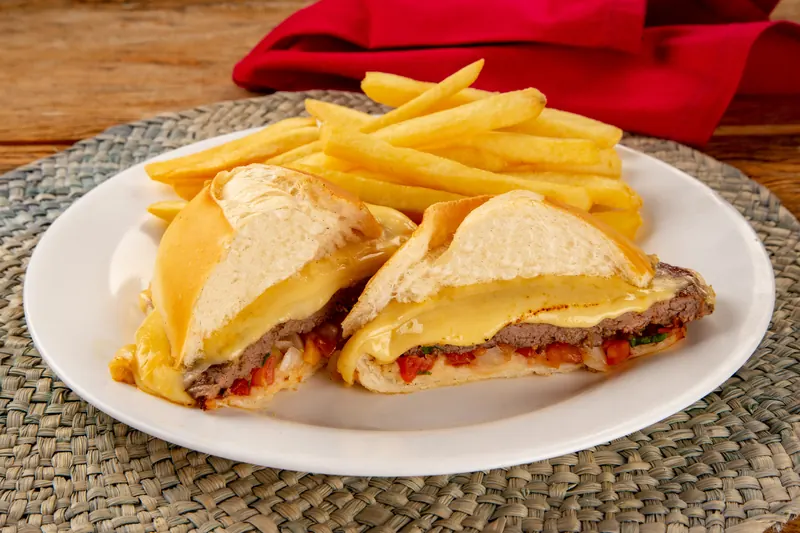 Sanduíche Gauchinho no pão francês com batata frita