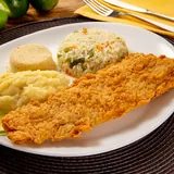 Prato de merluza empanada com purê, arroz e limão