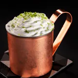 Moscow Mule na caneca de cobre com espuma de gengibre