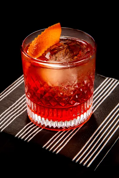 Negroni com zest de laranja