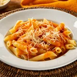 Penne ao molho sugo com parmesão
