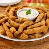 Tirinhas empanadas douradas com molho de gorgonzola